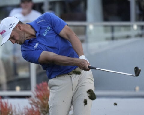 Wyndham Clark shoots 7-under 64 to take 1st-round lead in Phoenix Open