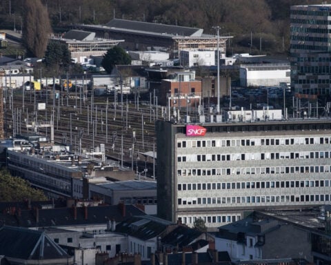 Man fined $200 for using speakerphone in French train station