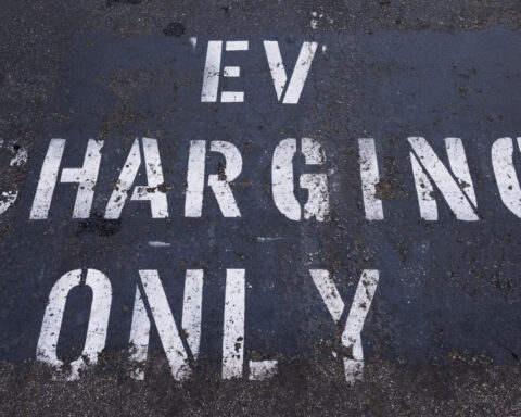 Automakers urge USDOT to quickly restart federal EV charging program