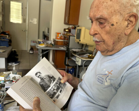 Jim Becker, AP reporter who covered Jackie Robinson and an underdog Hawaii football team, dies at 98
