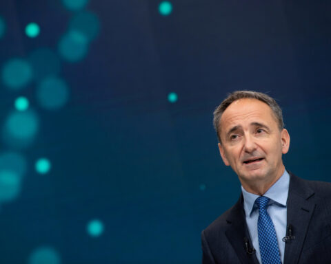 Siemens investor Deka to vote against Jim Hagemann Snabe as chairman