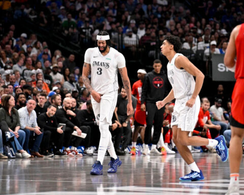 Anthony Davis expected to miss multiple weeks with left adductor strain, per ESPN