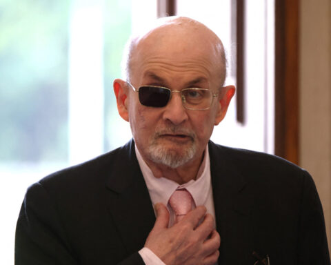 Witnesses describe wordless knife attack on Salman Rushdie, 'The Satanic Verses' author