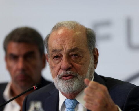 Mexico's Carlos Slim says 'complicated' deepwater gas project being evaluated