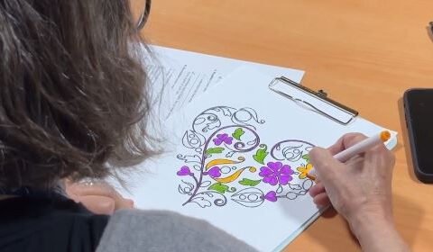 Hospice volunteers turn art into therapy for dementia patients
