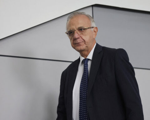 Colombia defense minister will leave gov't, ministry says