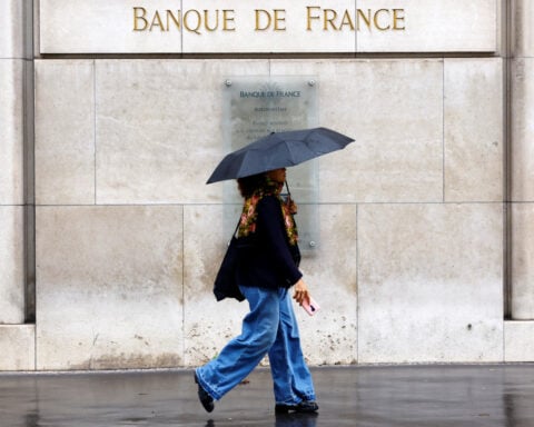 French central bank sees first quarter return to growth