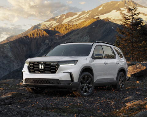 Edmunds' family SUV test: 2025 Ford Explorer vs. 2025 Honda Pilot