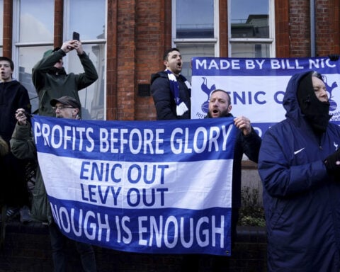 Liverpool continues Premier League title charge and Man United's season keeps getting worse
