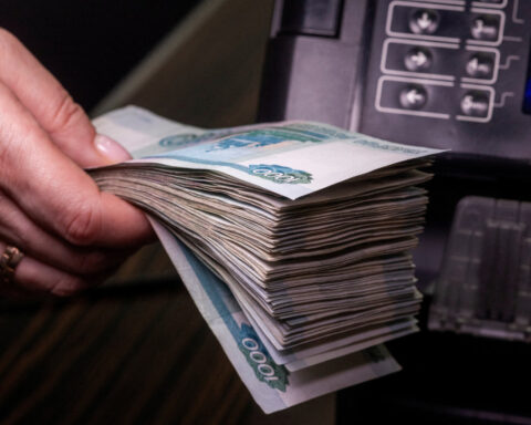Russian rouble weakens slightly ahead of Russia-US talks
