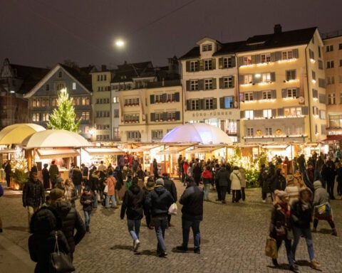 Swiss economic growth accelerates in fourth quarter, estimate shows