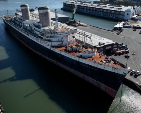 SS United States finally leaves Philadelphia to begin its last chapter