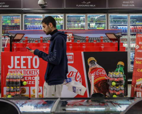 Cricket-Coca-Cola looks to bowl out Pepsi in Champions Trophy marketing contest