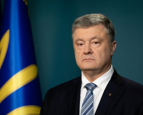 Ukraine opposition leader Poroshenko seeks softer diplomacy to achieve peace