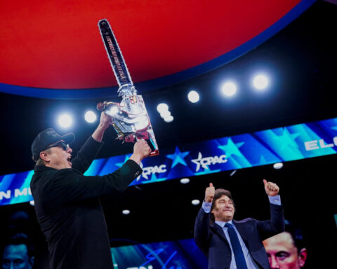 Elon Musk wields chainsaw at conservative gathering, a gift from Argentina's Milei