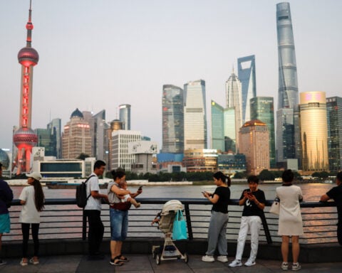 China's cabinet holds meeting to study service sector measures