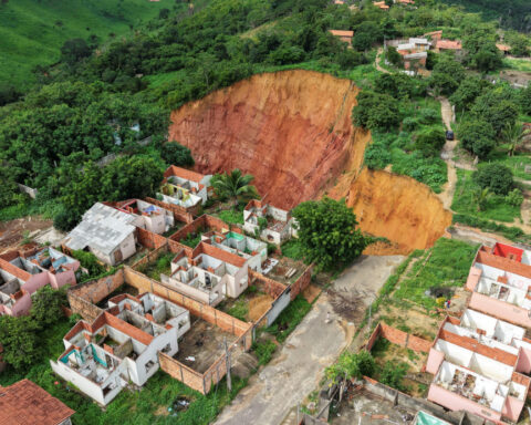 Massive sinkholes put hundreds in Amazonian town at risk