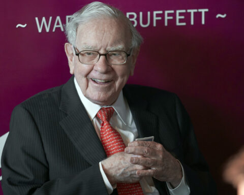 Warren Buffett offers Donald Trump some advice while celebrating Berkshire Hathaway's success