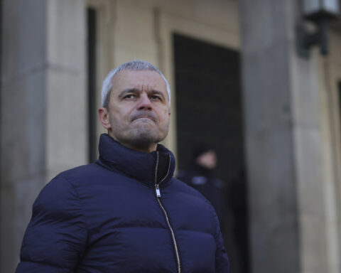 1,000 Bulgarian nationalists protest against government plans to adopt euro currency