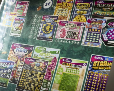 Thieves used a stolen card to buy a $523,000 lottery ticket. The victim wants to share the winnings