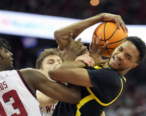 Shelstad sends game to OT with a deep 3 as Oregon pulls out a 77-73 win vs. No. 11 Wisconsin