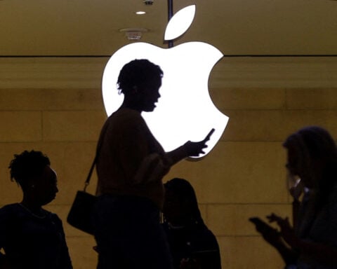 Apple, facing tariffs on Chinese imports, says it will invest $500 billion in US facilities