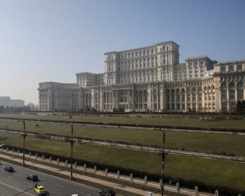 Romanian far right parties file no-confidence motion against pro-European government