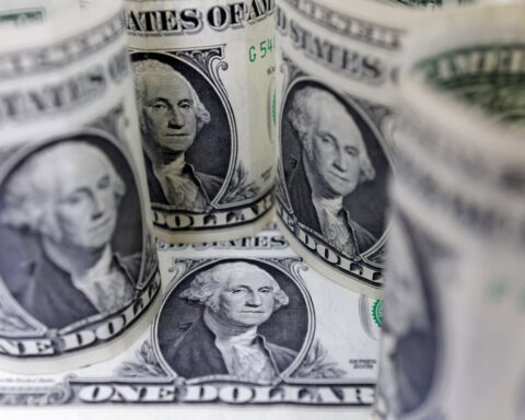 US dollar rises as economic, tariff outlook gauged