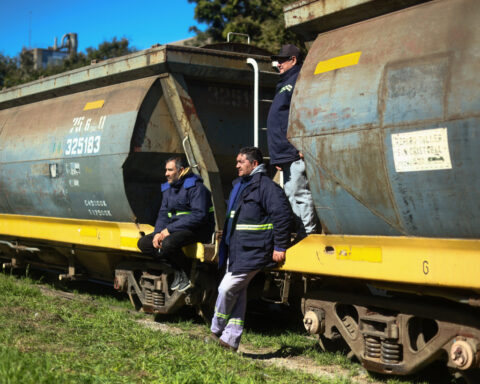 Argentine oilseed union threatens strike in key soy processing plants