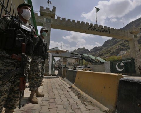 Key Pakistan-Afghanistan border crossing remains shut, disrupting trade and movement of people