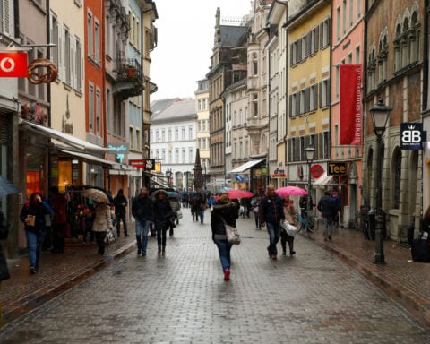 Euro zone consumers lower near-term inflation expectations, ECB survey shows