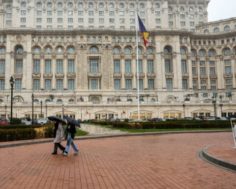 Romanian government survives no-confidence vote