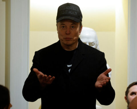 Lawmakers question Musk influence over Verizon FAA contract