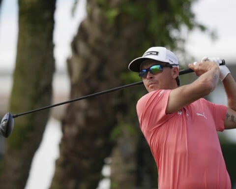 Knapp goes from a 59 to a 70 but still has the lead in the Cognizant Classic