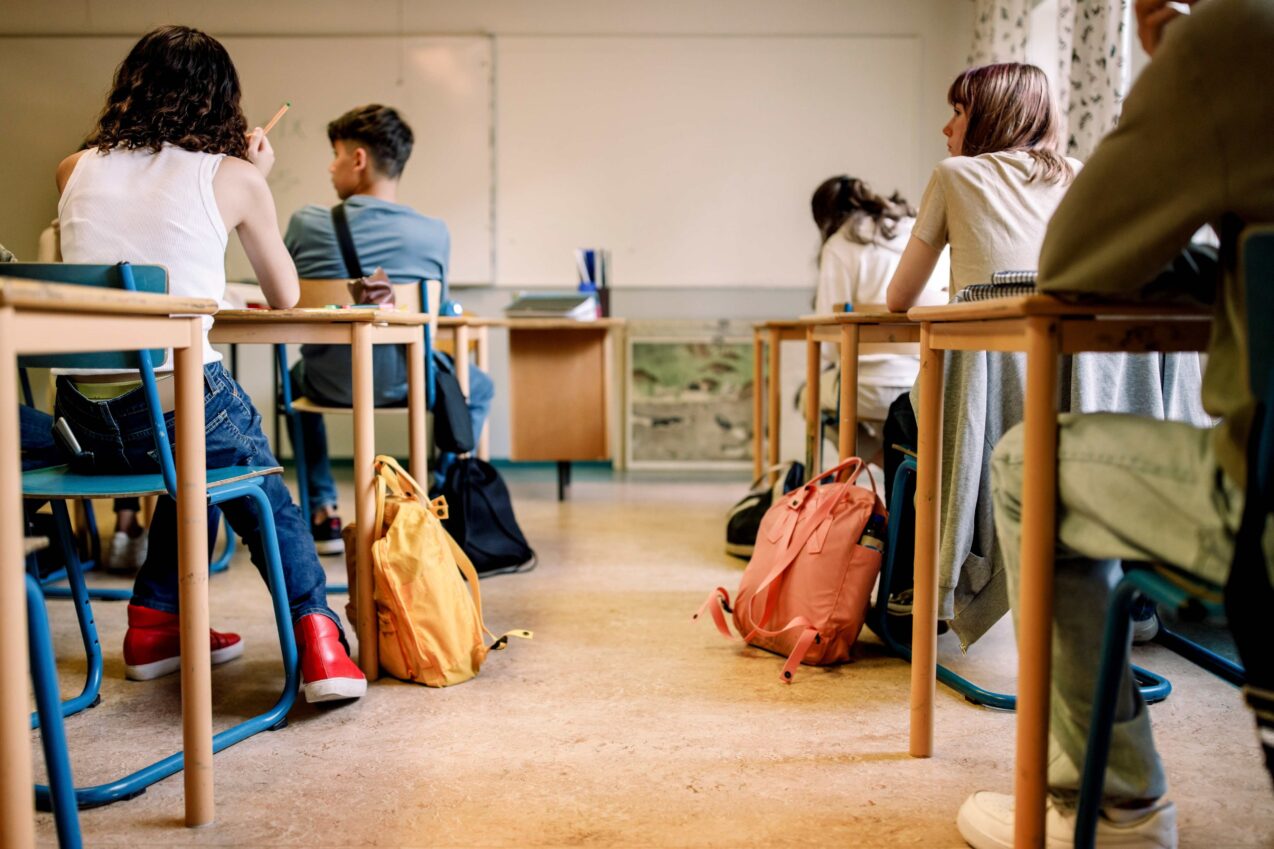 LAUSD distributes immigration rights cards to students
