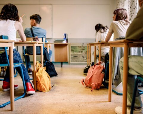 LAUSD distributes immigration rights cards to students