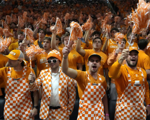 Jahmai Mashack hits long 3-pointer at the buzzer to lift No. 5 Tennessee past No. 6 Alabama, 79-76