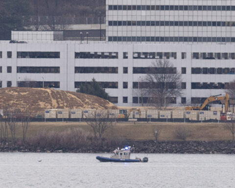 US airlines want less helicopter traffic near Washington airport