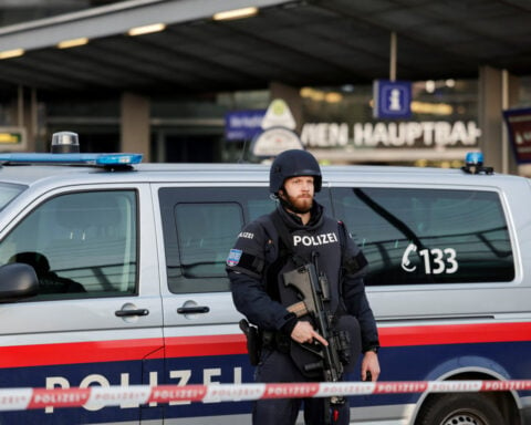 Vienna's main rail station resumes services after evacuation over threat