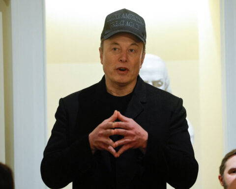 Senator wants Musk, acting FAA chief to testify on air traffic systems
