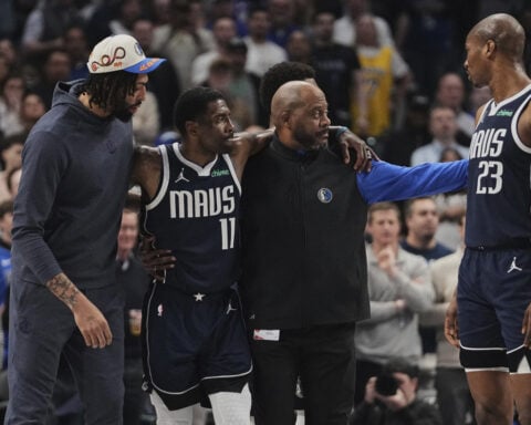 Mavs' Kyrie Irving suffers left knee sprain, shoots free throws before leaving game