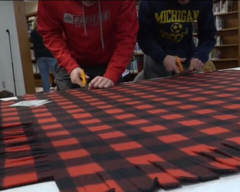 Teacher who received double lung transplant helps students make blankets for organ donor families