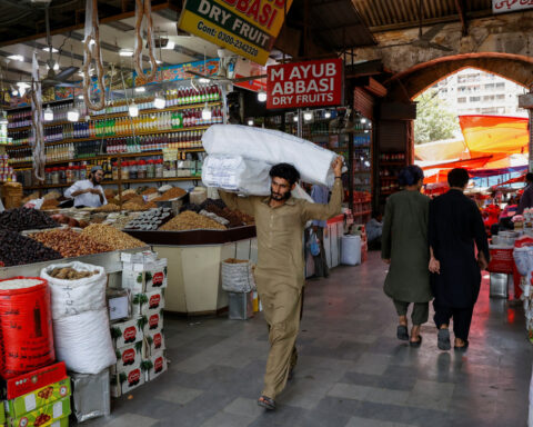 Analysts see seventh Pakistan rate cut amid low inflation, IMF review