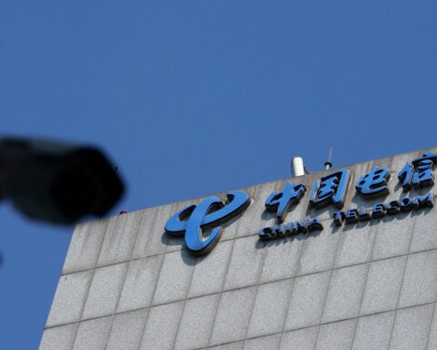 US lawmakers press Chinese telecoms over ties to military, government