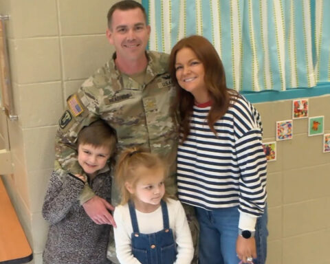 Soldier returns from deployment and surprises children at school