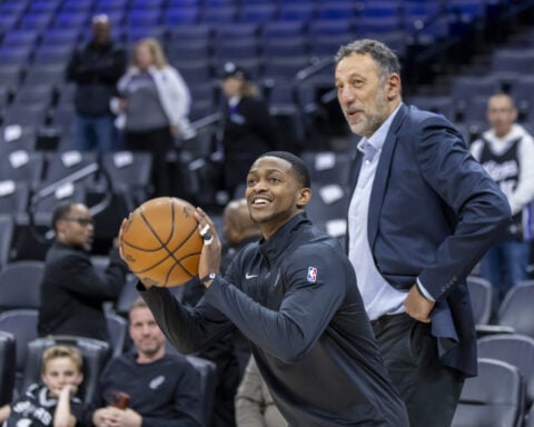 De'Aaron Fox struggles in his 1st game in Sacramento since he was traded to the Spurs