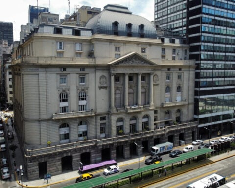 Argentina pushes new IMF deal toward finish line with decree