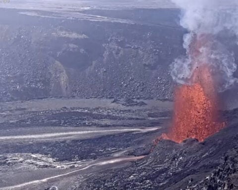 Hawaii volcano again puts tall lava fountains on display in latest eruption episode