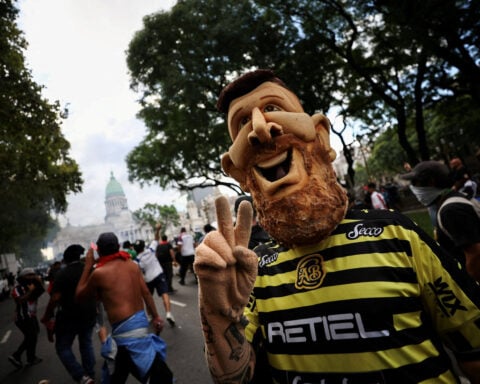 Soccer diehards team up with Argentine retirees to protest pension reform