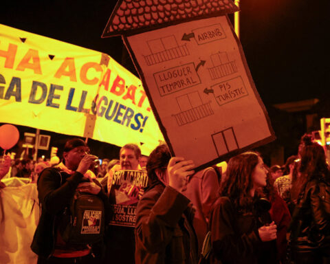 Spain's top court backs Barcelona's plan to ban holiday apartments